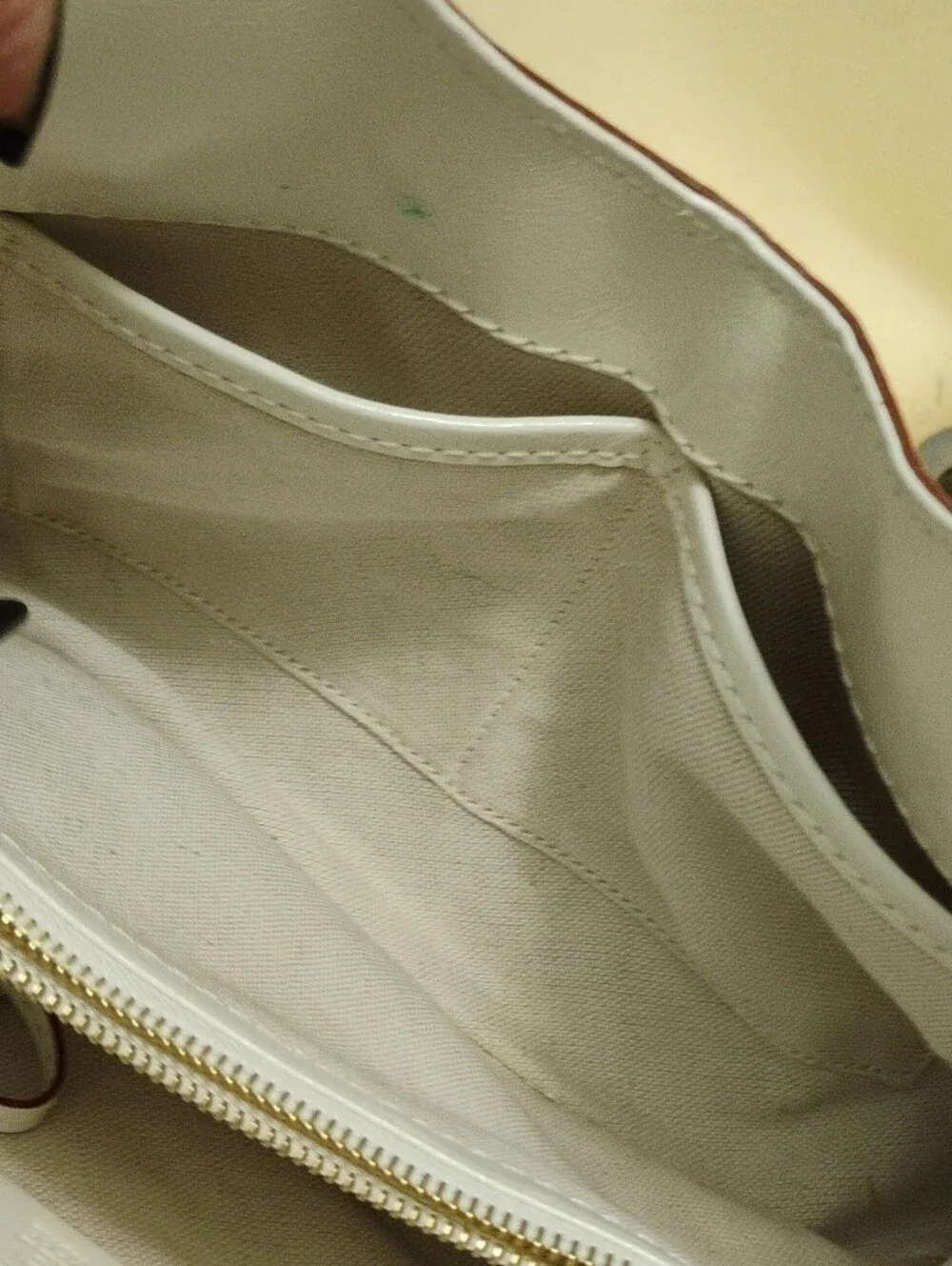 Michael Michael Kors Stylish White/Cream Croc-Emboss. 3 Compartment Shoulder Bag
